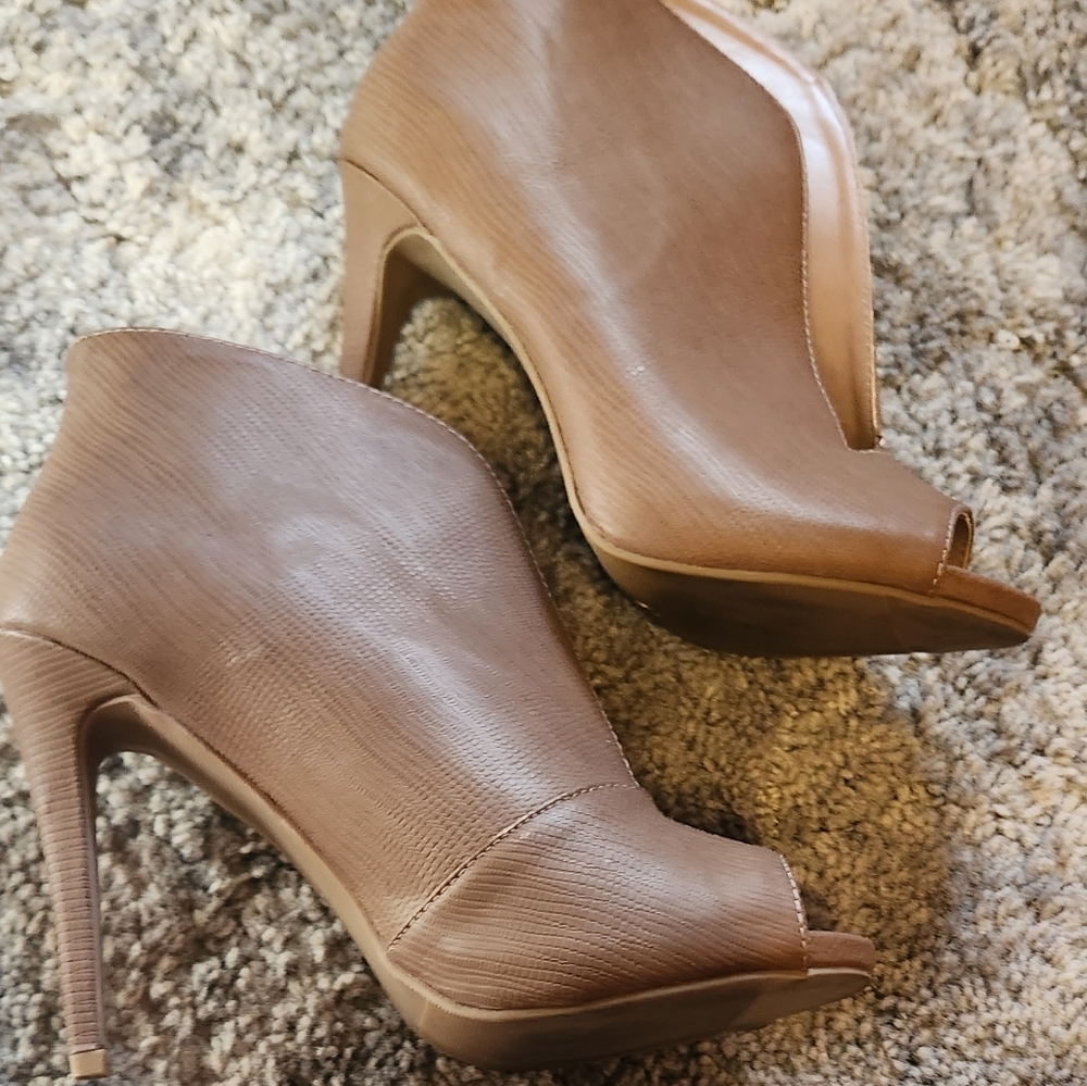 Shoe - Picture 2 of 9